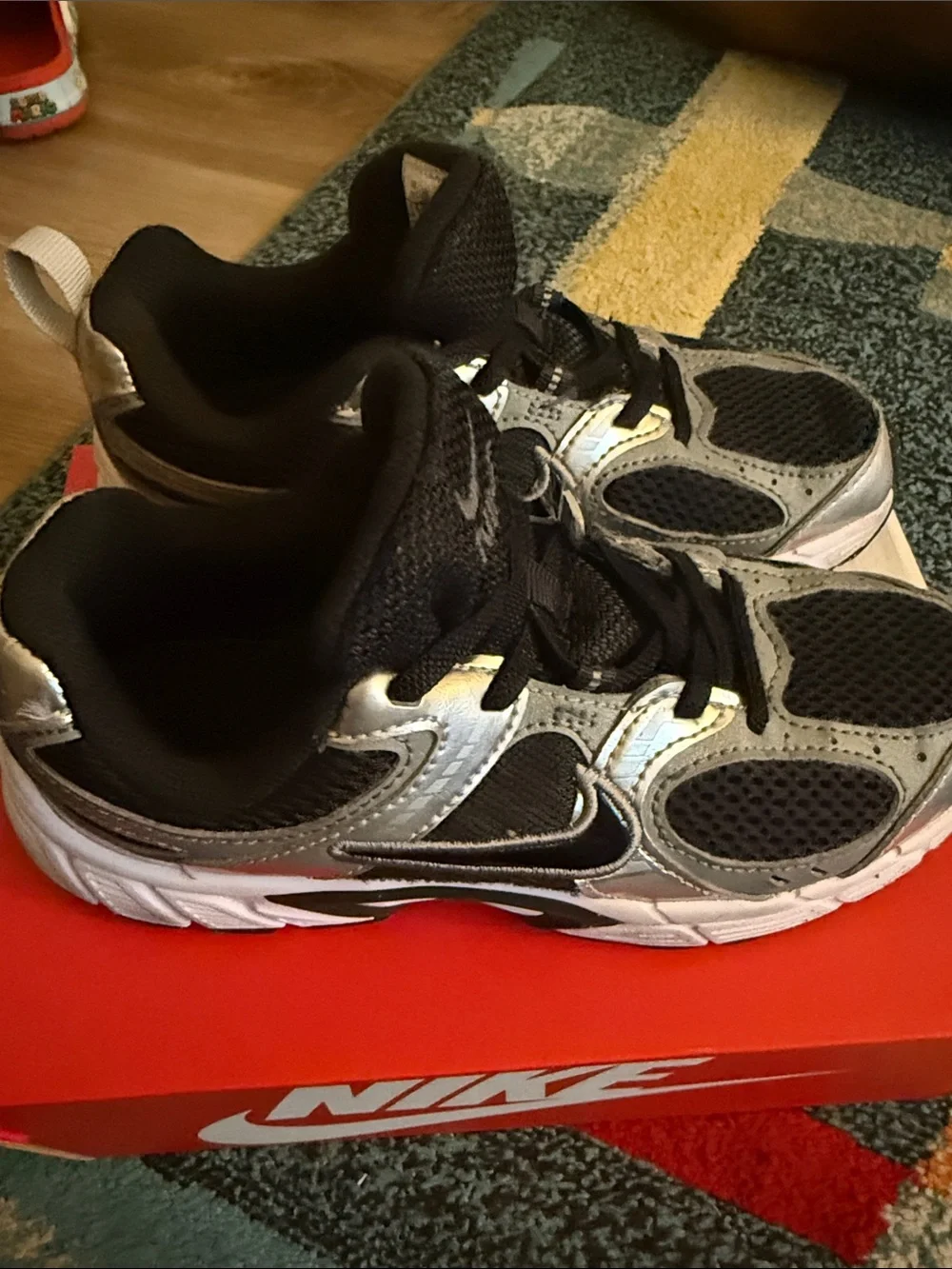 Nike V5 RNR Black and Silver Sneakers